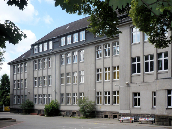 Das Schulgebäude von vorn